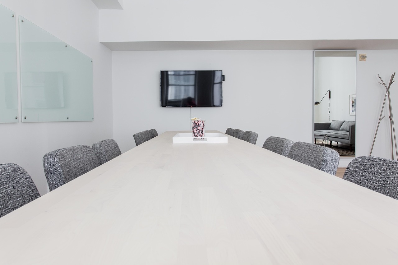 Büro nach der Renovierung – moderner Konferenzraum