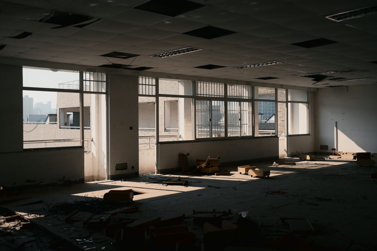 Büro vor der Renovierung – leerer renovierungsbedürftiger Raum